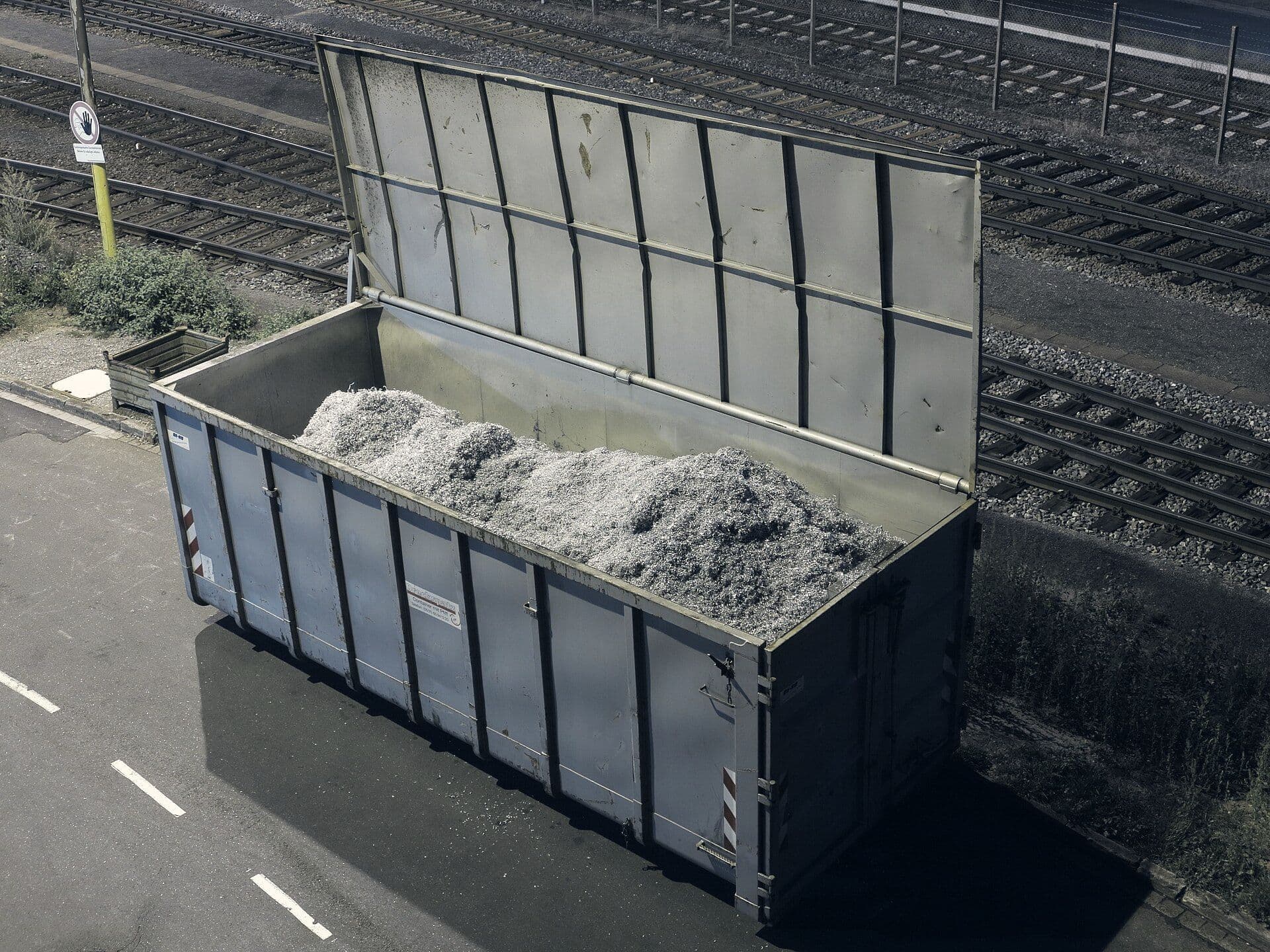 Container filled with aluminium swarf